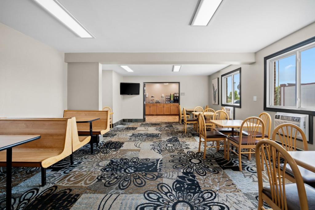 Fargo Inn & Suites, room with private jacuzzi, photo 6