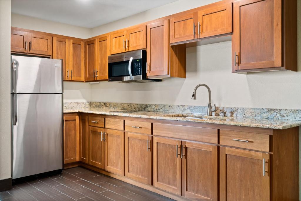 Fargo Inn & Suites, room with private jacuzzi, photo 3