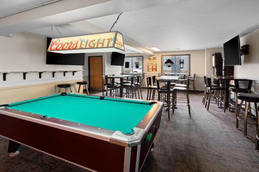 Fargo Inn & Suites, room with private jacuzzi, photo 5