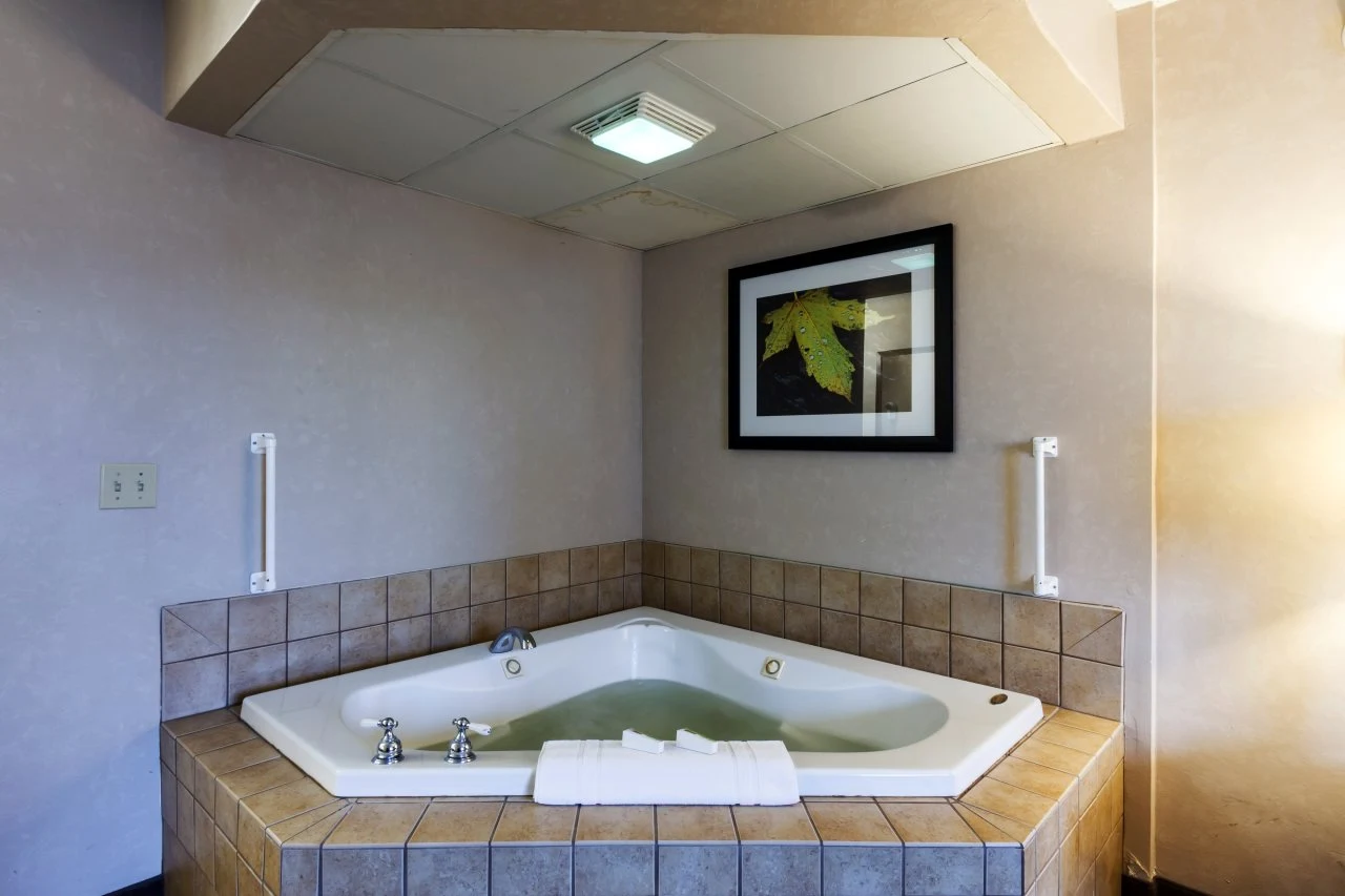 Fargo Inn & Suites, room with private jacuzzi, photo 1