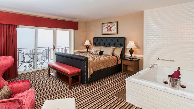 Fitger’s Inn, room with private jacuzzi, photo 2