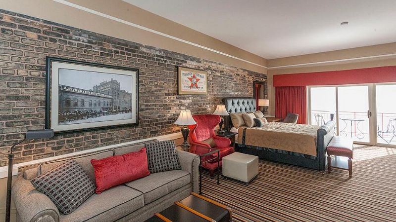 Fitger’s Inn, room with private jacuzzi, photo 5