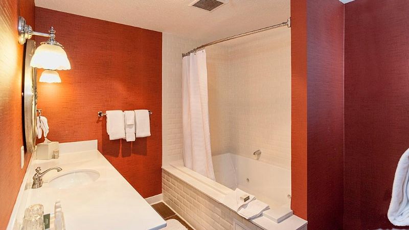 Fitger’s Inn, room with private jacuzzi, photo 6