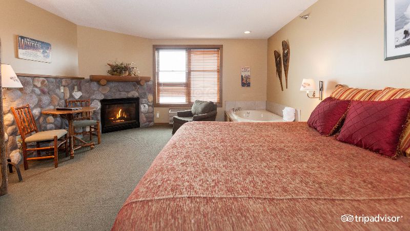 Grand Superior Lodge, room with private jacuzzi, photo 3