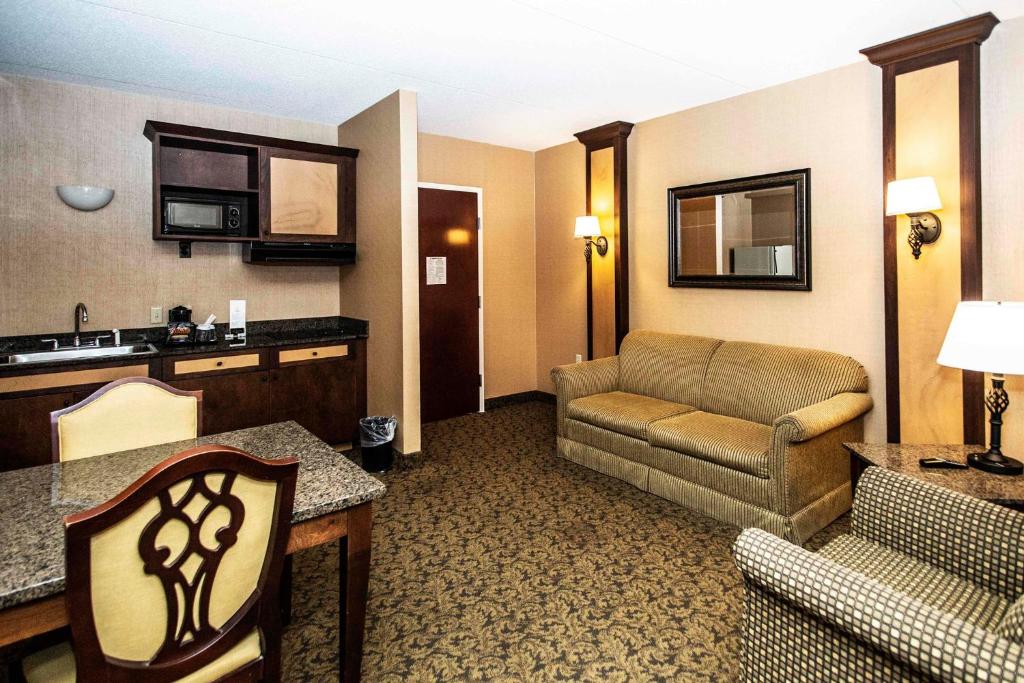 Heritage Hills Resort, room with private jacuzzi, photo 3