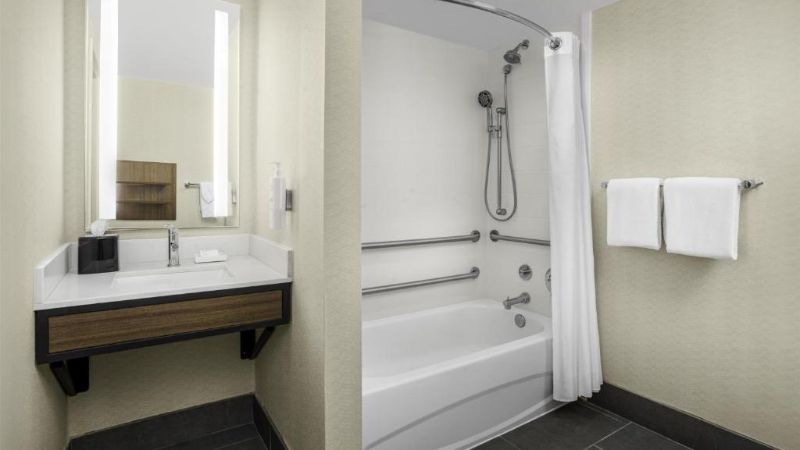 Hilton Garden Inn Kent Island Marina, room with private jacuzzi, photo 3