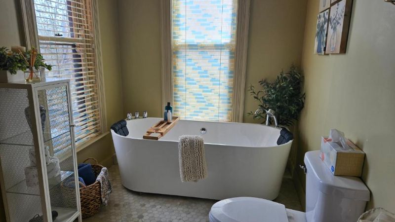 Historic Webster House Bed and Breakfast, room with private jacuzzi, photo 4
