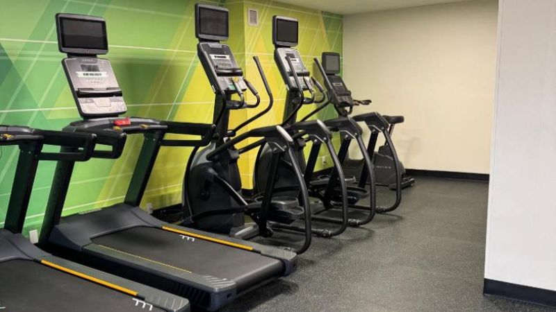 Holiday Inn Roanoke-tanglewood-rt 419&i581 by IHG, room with private jacuzzi, photo 6