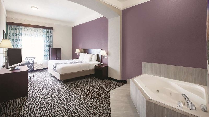 La Quinta Inn & Suites by Wyndham Mansfield TX