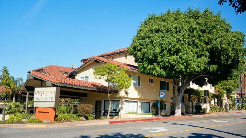 Lamplighter Inn & Suites, room with private jacuzzi, photo 8