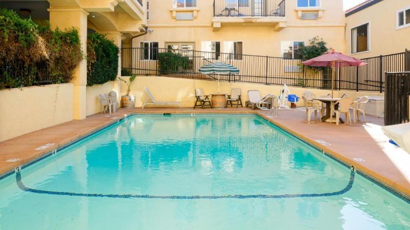Lamplighter Inn & Suites, room with private jacuzzi, photo 6