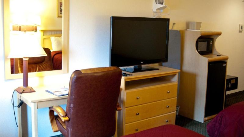 Lamplighter Inn & Suites, room with private jacuzzi, photo 4