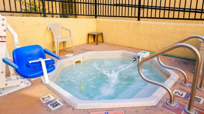 Lamplighter Inn & Suites, room with private jacuzzi, photo 7