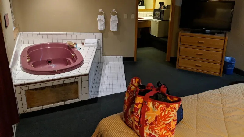 Lamplighter Inn & Suites, room with private jacuzzi, photo 1