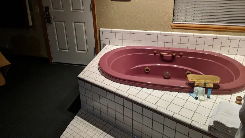 Lamplighter Inn & Suites, room with private jacuzzi, photo 2