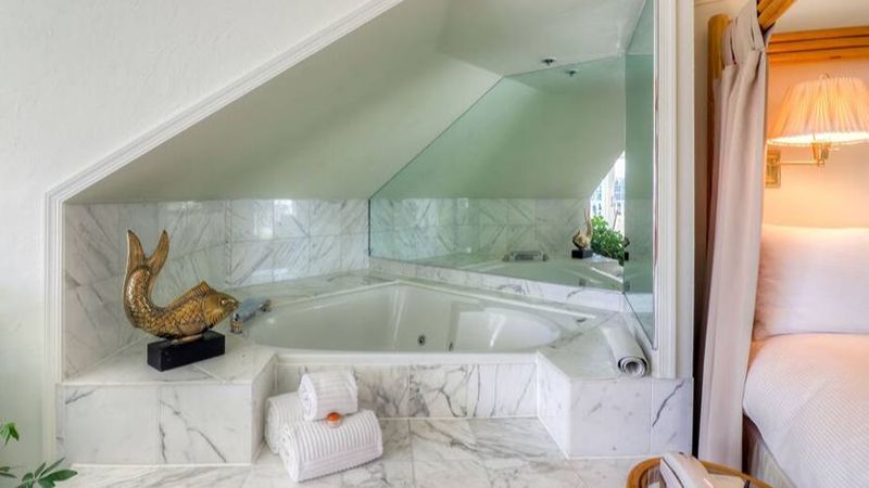 Lighthouse Club Hotel, room with private jacuzzi