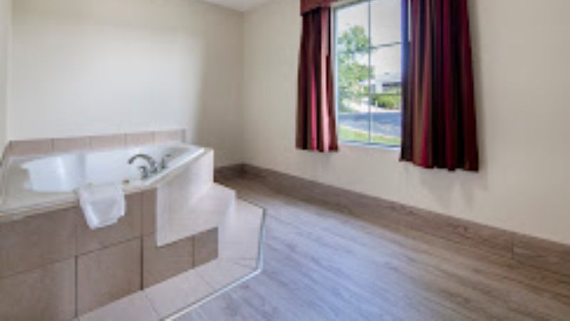 Motel 6 Macon GA I-475, room with private jacuzzi, photo 1