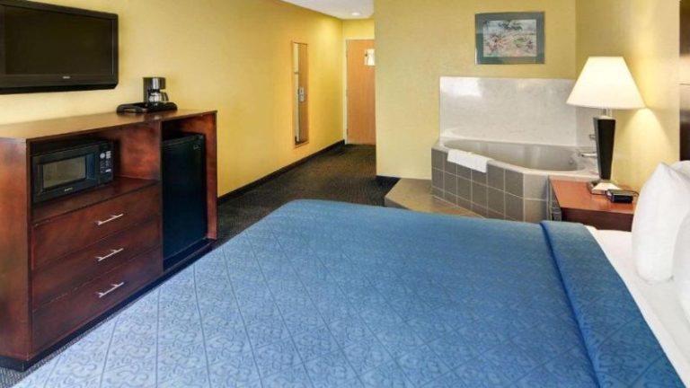 Quality Inn & Suites Grand Prairie South