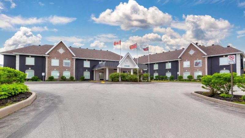 Quality Inn & Suites Oakville-Mississauga, room with private jacuzzi, photo 6
