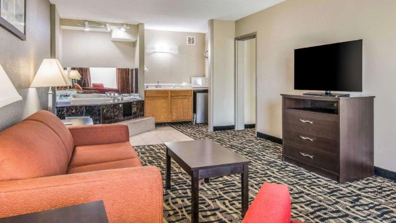 Quality Inn & Suites York East, room with private jacuzzi, photo 2
