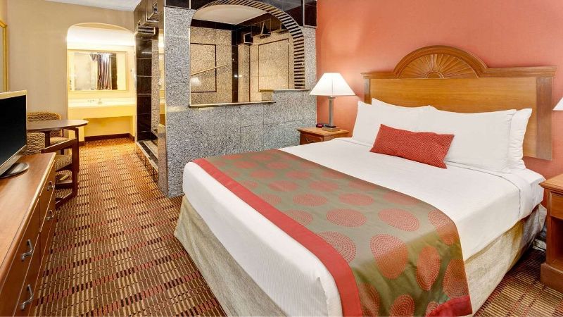 Ramada by Wyndham Baltimore West, room with private jacuzzi, photo 2
