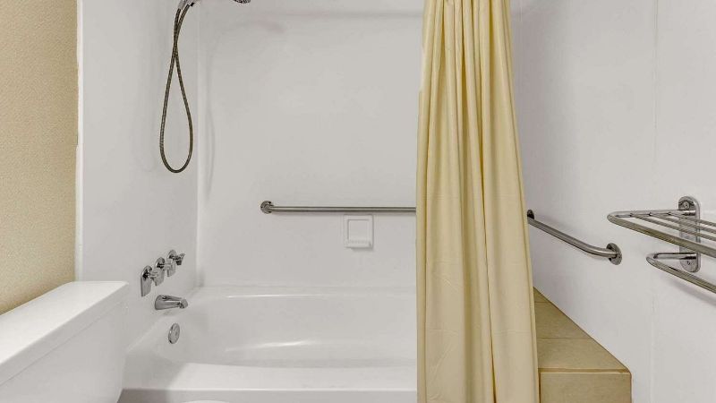 Ramada by Wyndham Baltimore West, room with private jacuzzi, photo 3