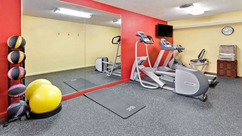 Ramada by Wyndham Baltimore West, room with private jacuzzi, photo 4