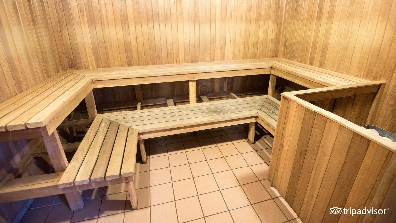 Spark by Hilton Toronto Mississauga, room with private jacuzzi, photo 7