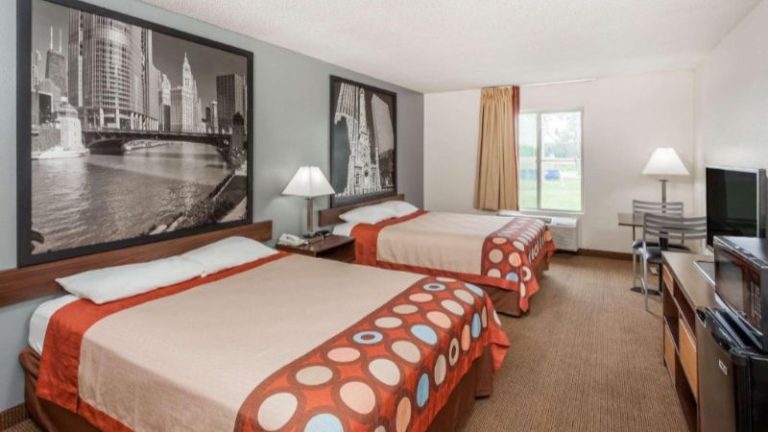 Super 8 by Wyndham Pekin / Peoria Area