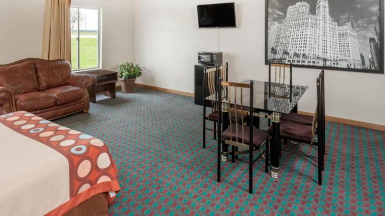 Super 8 by Wyndham Pekin / Peoria Area