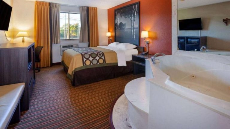 Super 8 by Wyndham Roseville/Detroit Area