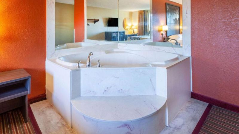 Super 8 by Wyndham Roseville/Detroit Area