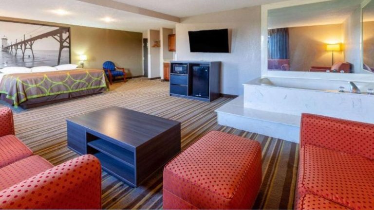 Super 8 by Wyndham Roseville/Detroit Area