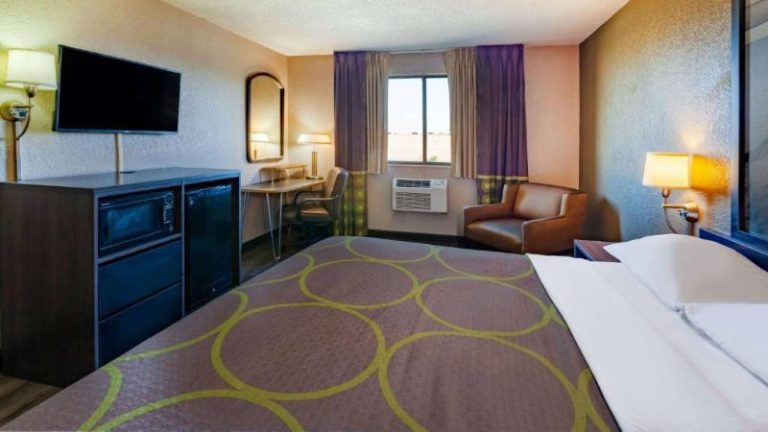 Super 8 by Wyndham Roseville/Detroit Area