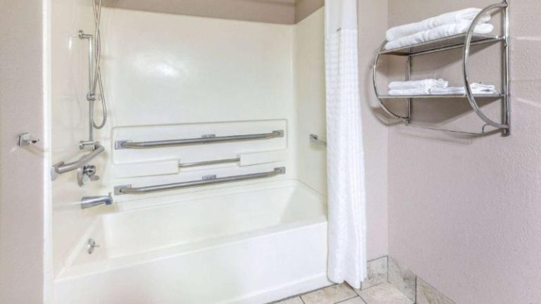 Super 8 by Wyndham Roseville/Detroit Area
