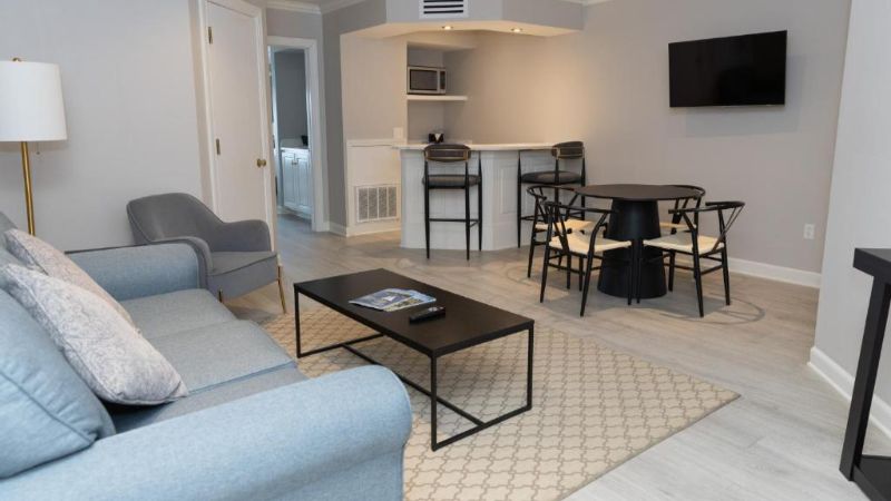 The Geneva Inn, room with private jacuzzi, photo 3