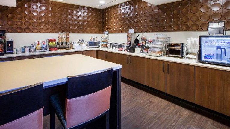Wingate By Wyndham Roseville / Detroit