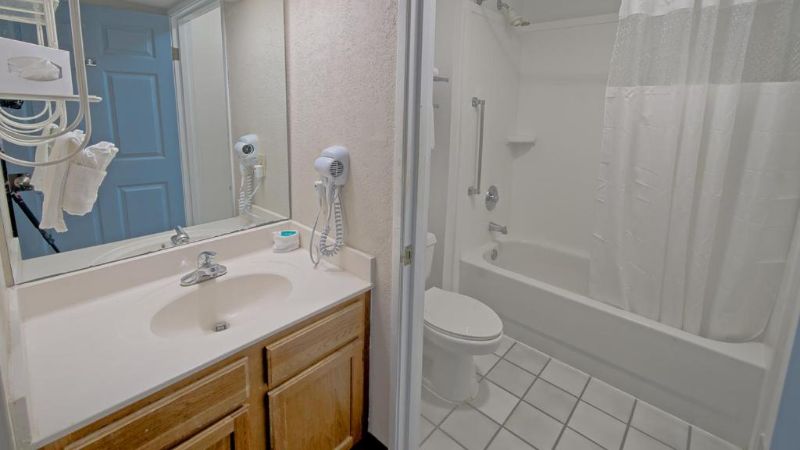 All Season Suites Pigeon Forge, room with private jacuzzi, photo 5