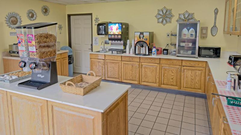 All Season Suites Pigeon Forge, room with private jacuzzi, photo 7