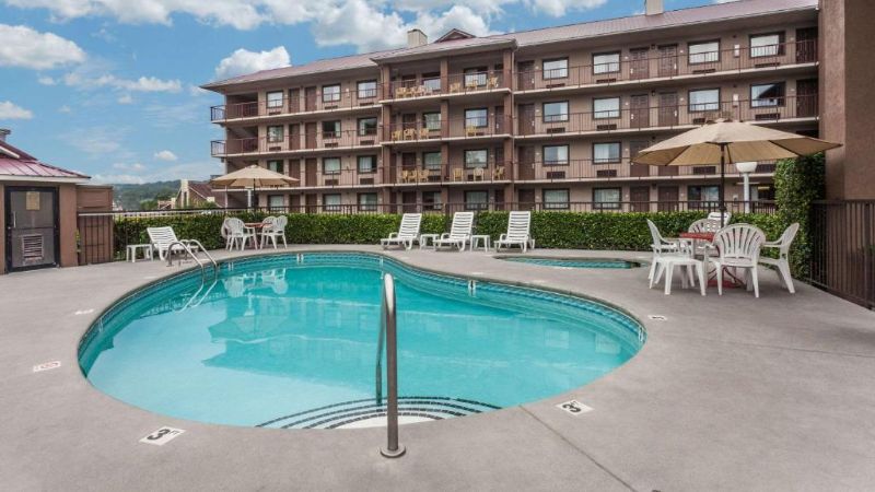 Baymont by Wyndham Pigeon Forge, room with private jacuzzi, photo 6
