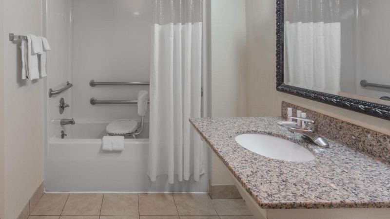 Baymont by Wyndham Pigeon Forge, room with private jacuzzi, photo 4