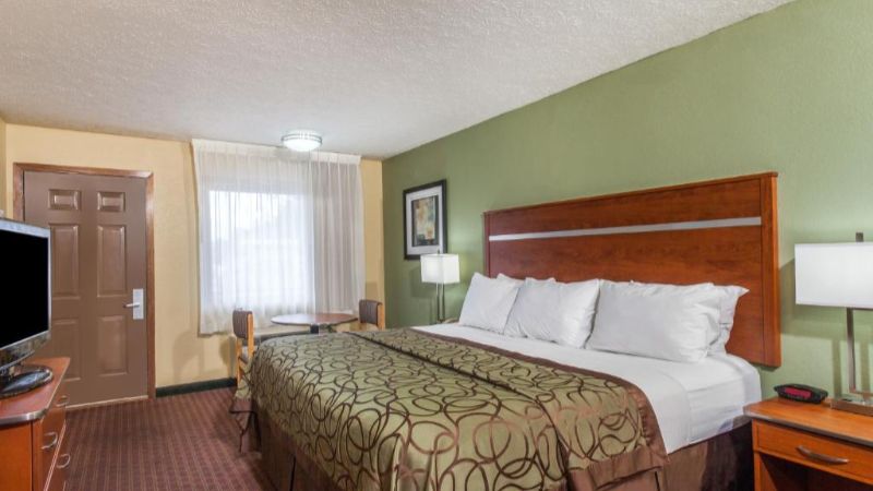 Baymont by Wyndham Pigeon Forge, room with private jacuzzi, photo 3