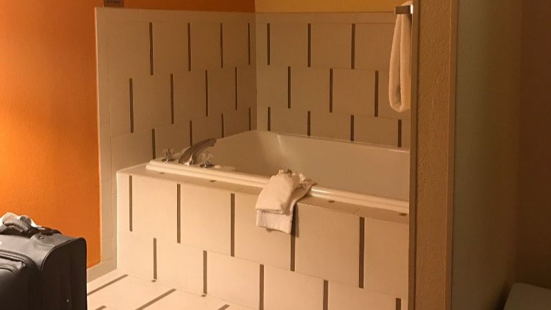 Comfort Inn & Suites Memphis East, room with private jacuzzi, photo 2