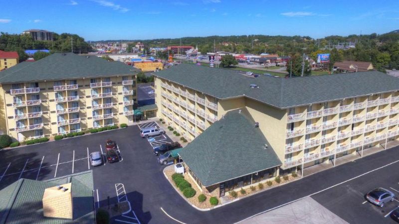 Comfort Inn & Suites at Dollywood Lane, room with private jacuzzi, photo 8
