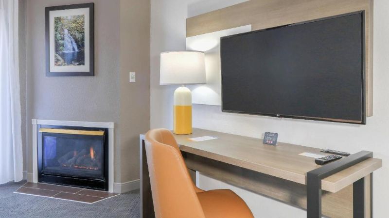 Comfort Inn & Suites at Dollywood Lane, room with private jacuzzi, photo 4
