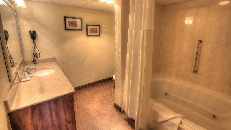 Comfort Inn & Suites at Dollywood Lane, room with private jacuzzi, photo 2