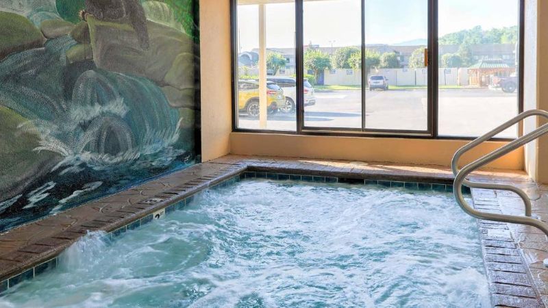Comfort Inn & Suites at Dollywood Lane, room with private jacuzzi, photo 6