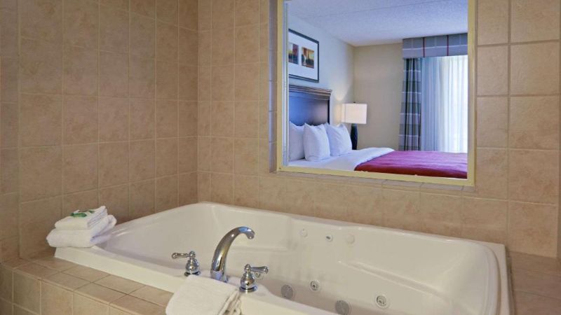 Country Inn & Suites by Radisson, Fredericksburg, VA, room with private jacuzzi, photo 2