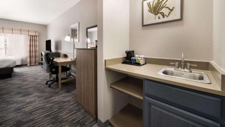 Country Inn & Suites by Radisson, Freeport, IL