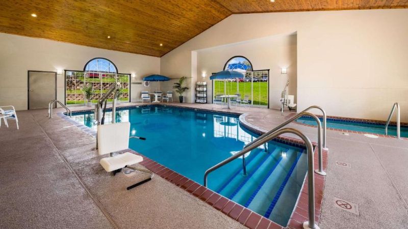 Country Inn & Suites by Radisson, Freeport, IL, room with private jacuzzi, photo 7